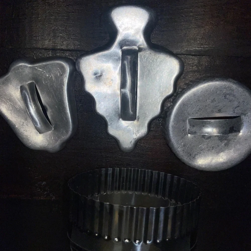 4 Vintage Aluminum Metal Christmas Tree Bell &‎ Serrated Cookie Cutter W/handles